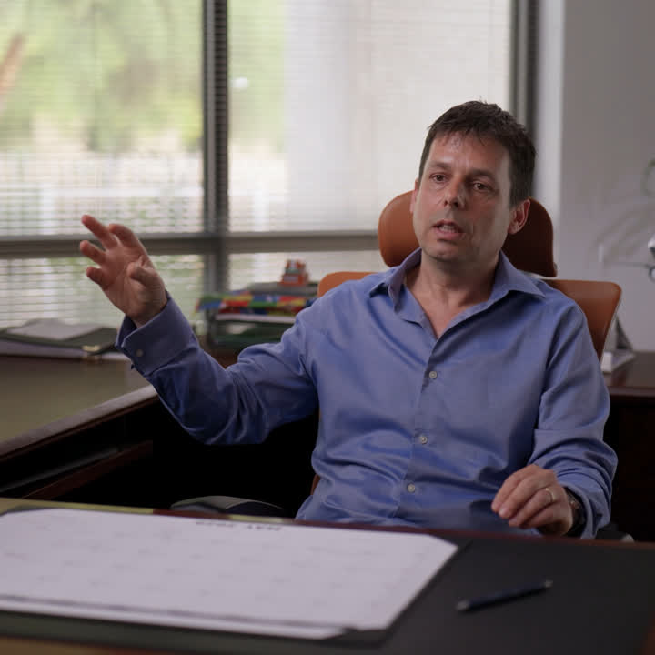Universal Avionics CEO Dror Yahav sits down for an interview.